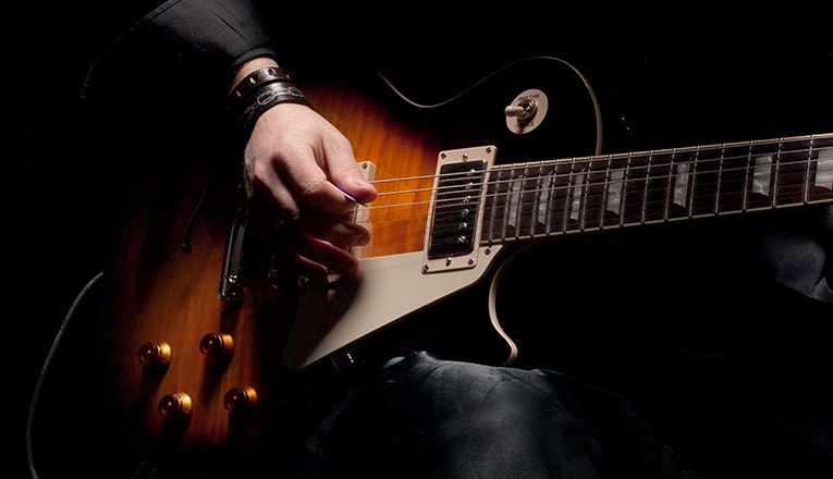 Musicista che utilizza pedaline Mendoza con chitarra elettrica Musicista con chitarra elettrica